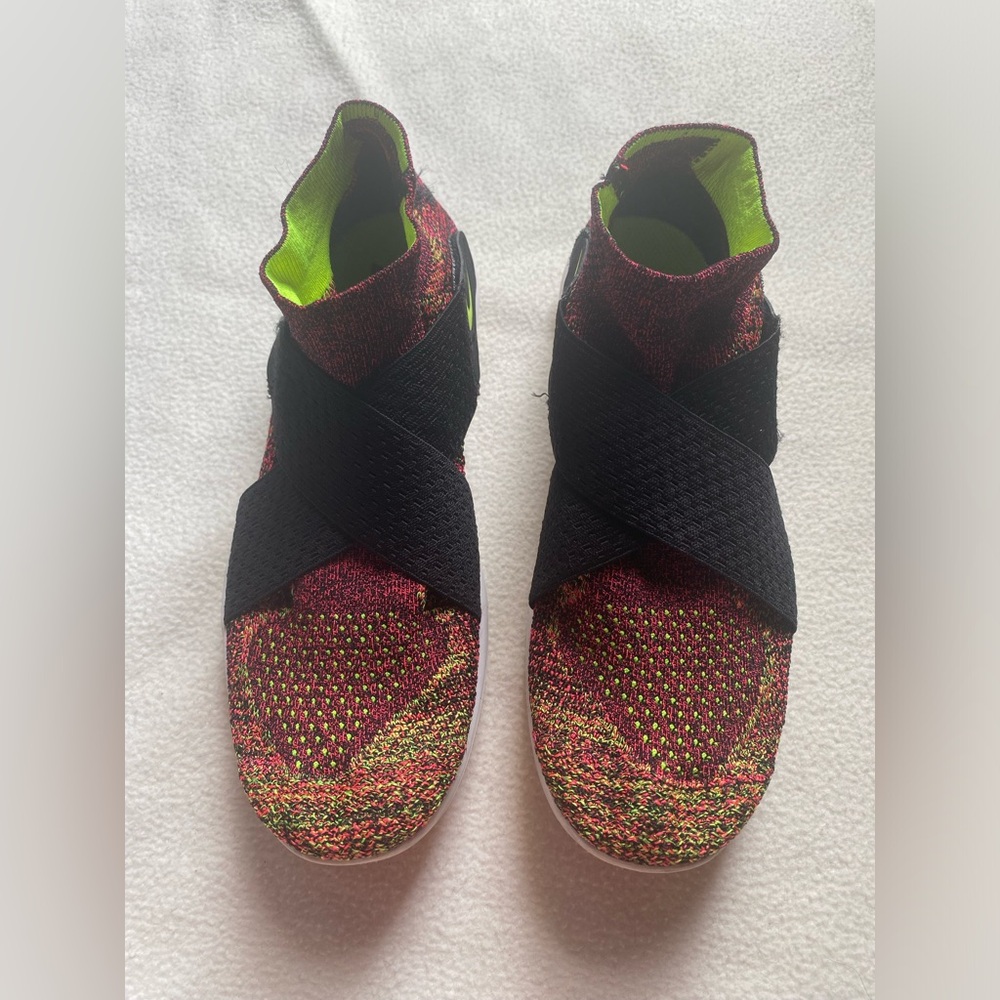 Size 6.5 Women’s Nike Free Run Shoes Motion Flyknit 2016 Pink Black Strap